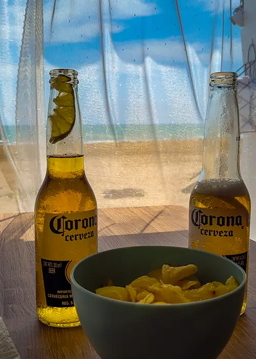 Viajar en furgoneta sin problemas: el día que todo salió bien (y nos dio miedo) Viajar en furgoneta sin problemas cervecita en dia sin caos vanlife destino camper