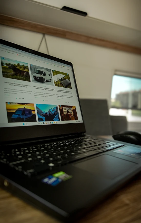cómo ganar dinero viajando en furgoneta jota trabajando blog vanlife destino camper