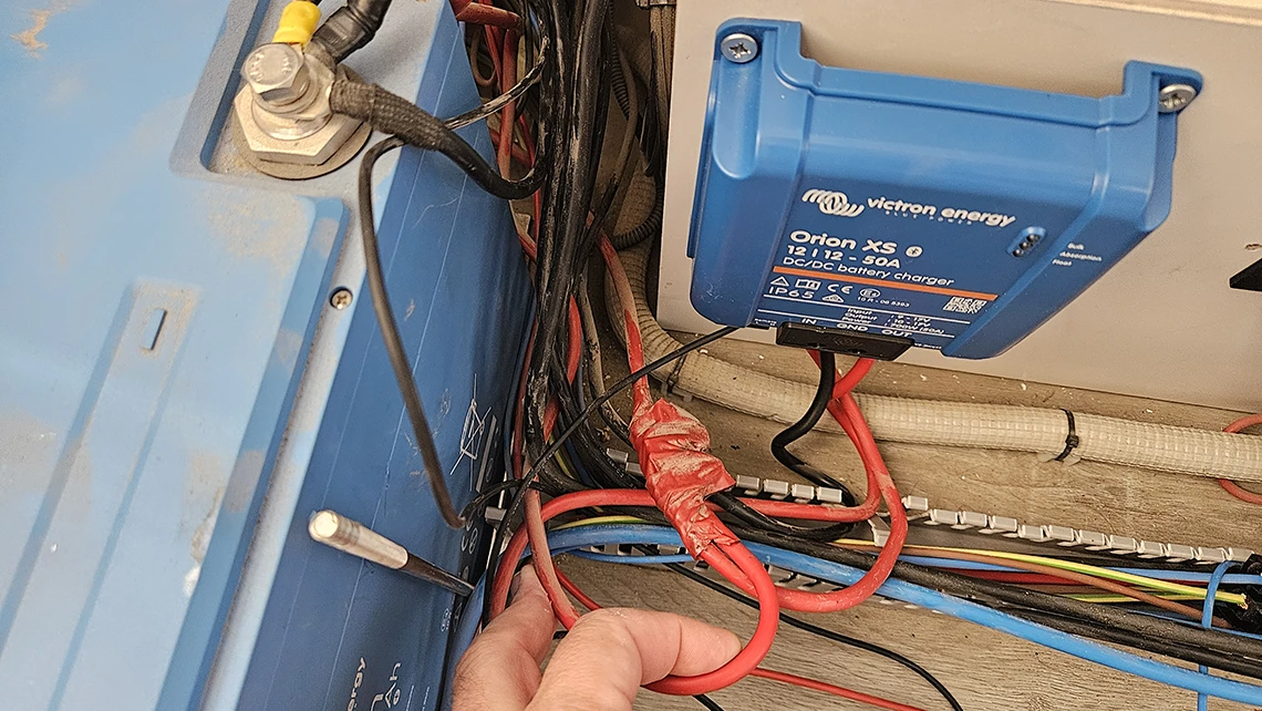 Instalacion defectuosa y mal ejecutada de baterias de litio para camper Instalacion defectuosa y mal ejecutada de baterias de litio para camper