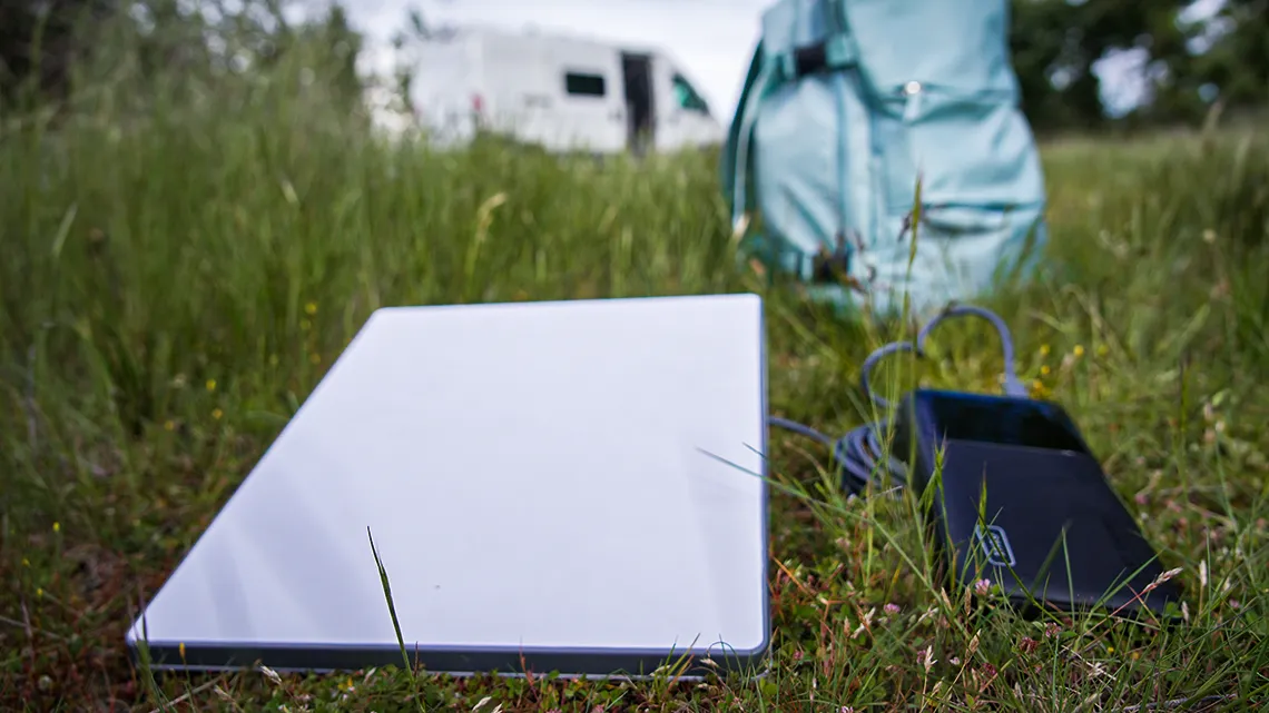 Starlink Mini para tener internet en camper en zonas remotas