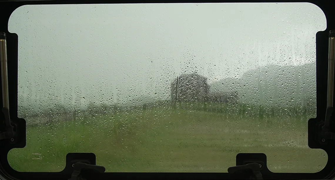 dia de lluvia en camper mientras trabajamos