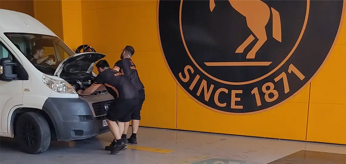 fuga en carretera pasando por taller