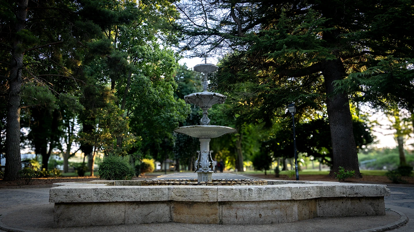Escapar del calor en camper Fuente en el paseo de la Dehesa, Agreda