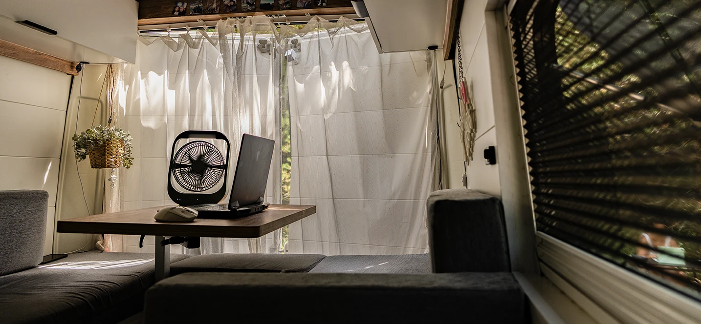 mantener tu furgoneta camper fresca ventana abierta, puertas traseras entornadas y ventilador