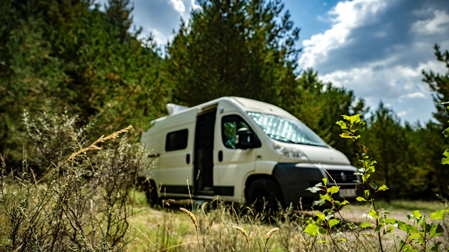 verano en camper junto al río furgoneta aparcada