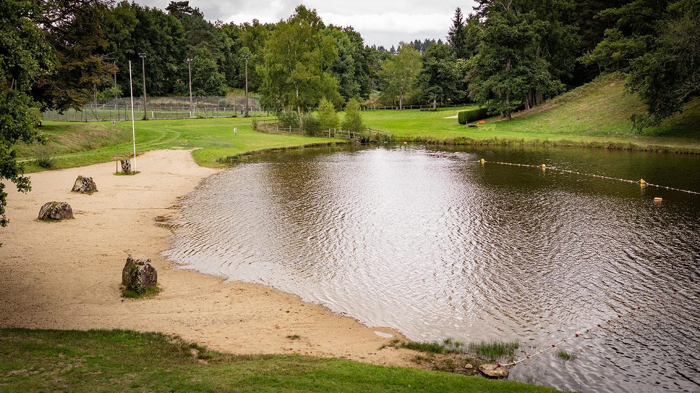 Camping barato en Corrèze lago precioso del camping Camping barato en Corrèze lago precioso del camping