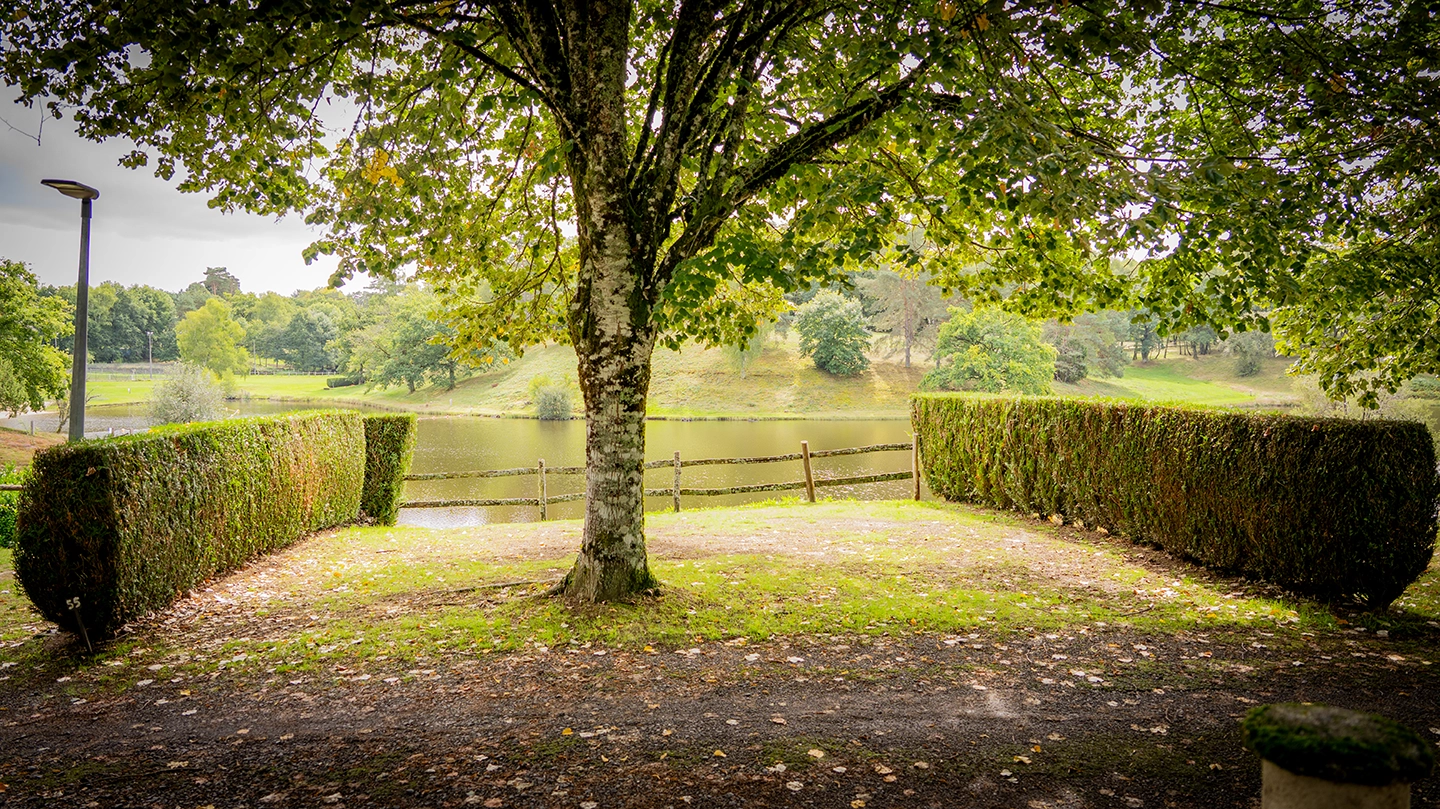 Camping barato en Corrèze plaza con vistas al lago espectacular Camping barato en Corrèze plaza con vistas al lago espectacular