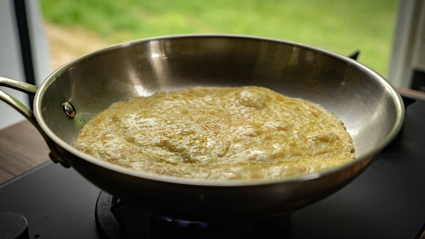 sartenes de acero inoxidable cocinando tortitas, cocina camper