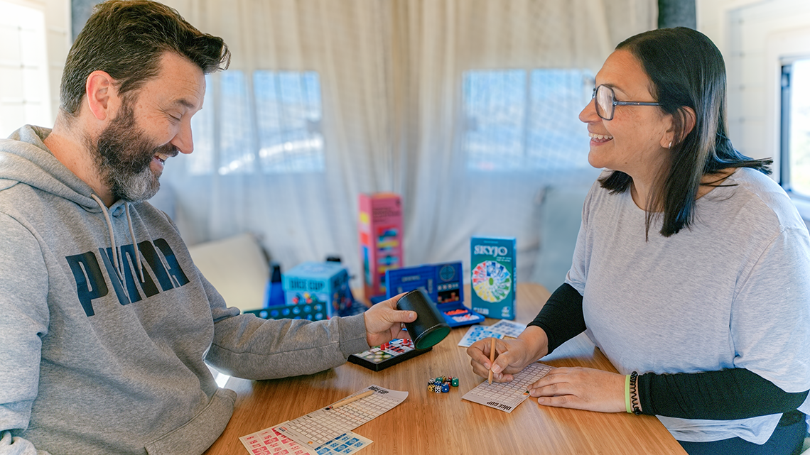 juegos de mesa en camper pareja diversion en pareja destino camper