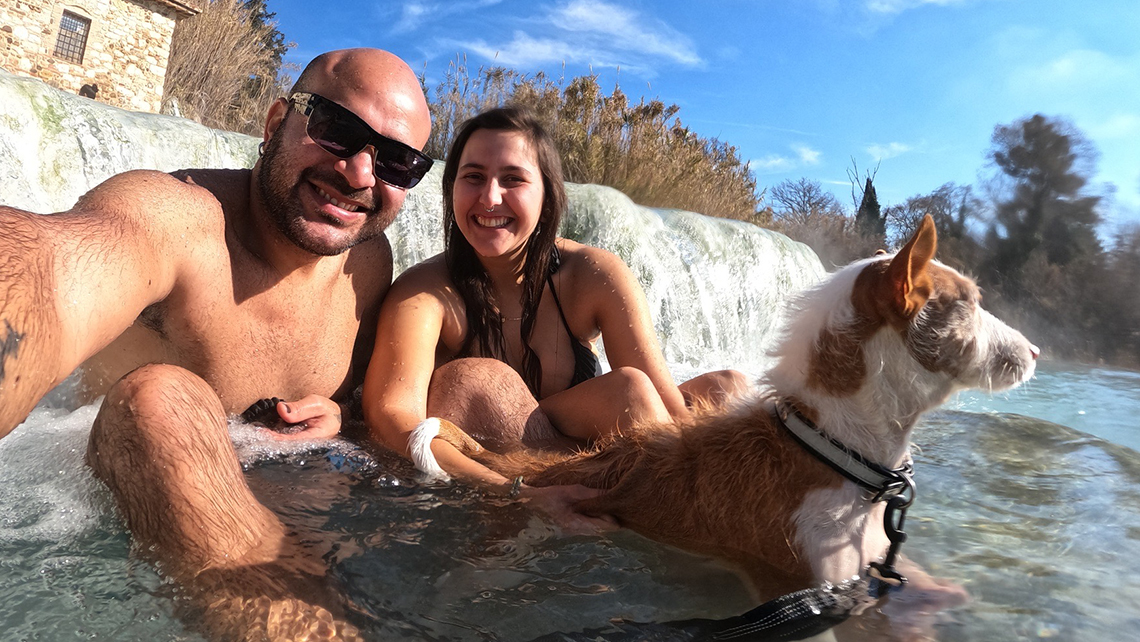 Masotas_en_camper_con_perra_are_en_saturnia