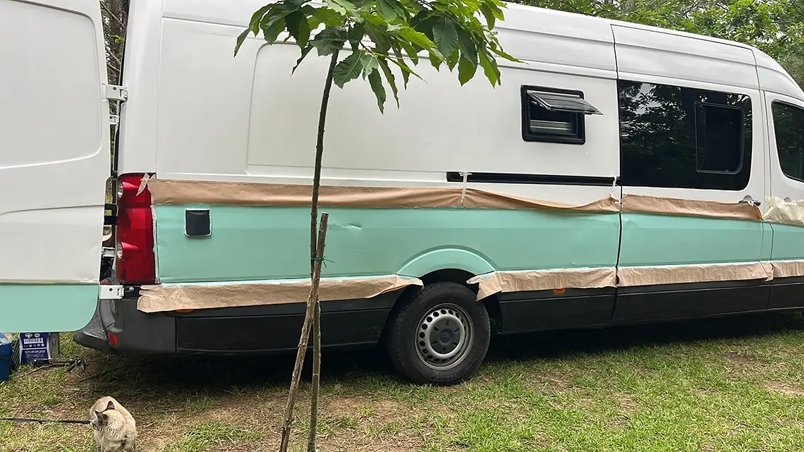 calor en furgoneta camper en verano obrevivir_al_verano_camper_pintar_de_blanco