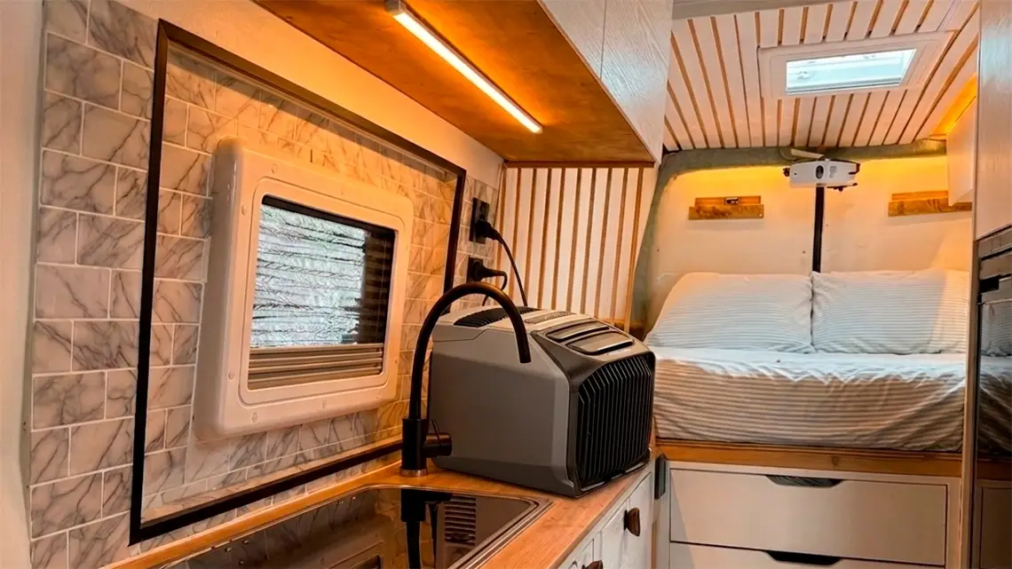 calor en furgoneta camper en verano sobrevivir_al_verano_camper_aire_acondicionado_portatil