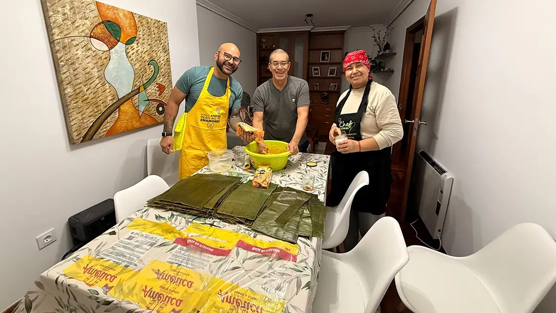 La_Culpa_Carlos_con_sus_papas culpa vida nomada La_Culpa_Carlos_con_sus_papas culpa vida nomada