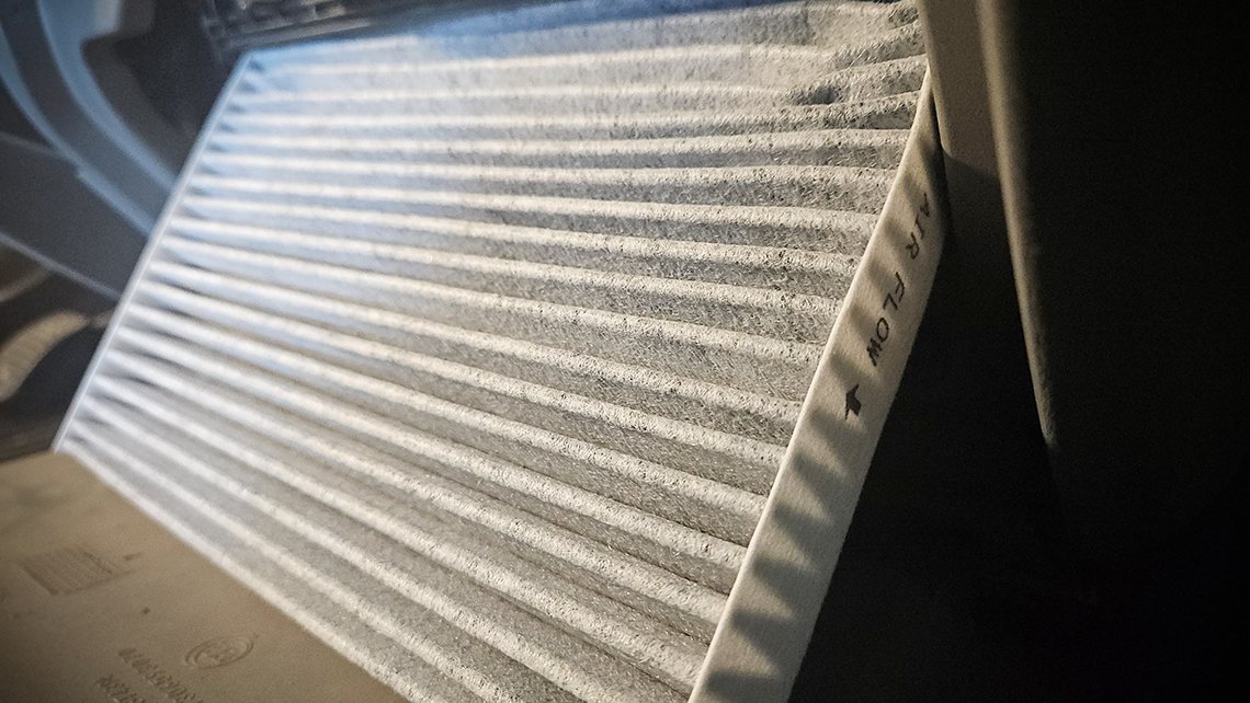 cambiar filtro habitáculo Fiat Ducato introducimos el nuevo filtro de polen