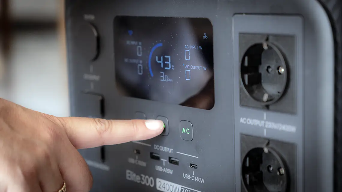 opinion Bluetti elite 300 encendiendo estacion de energia portatil