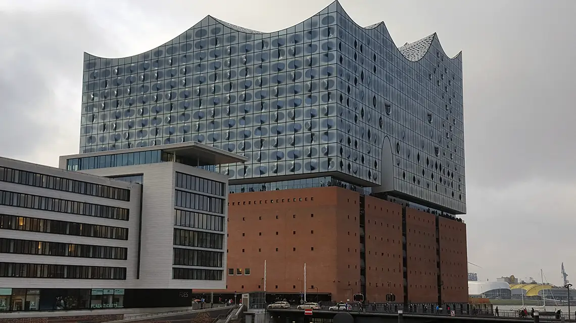 Elbphilharmonie de Hamburgo vista desde la HafenCity hamburgo en camper y autocaravana