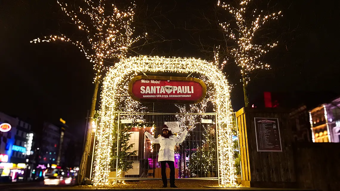 Entrada Santa Pauli iluminada Hamburgo en camper