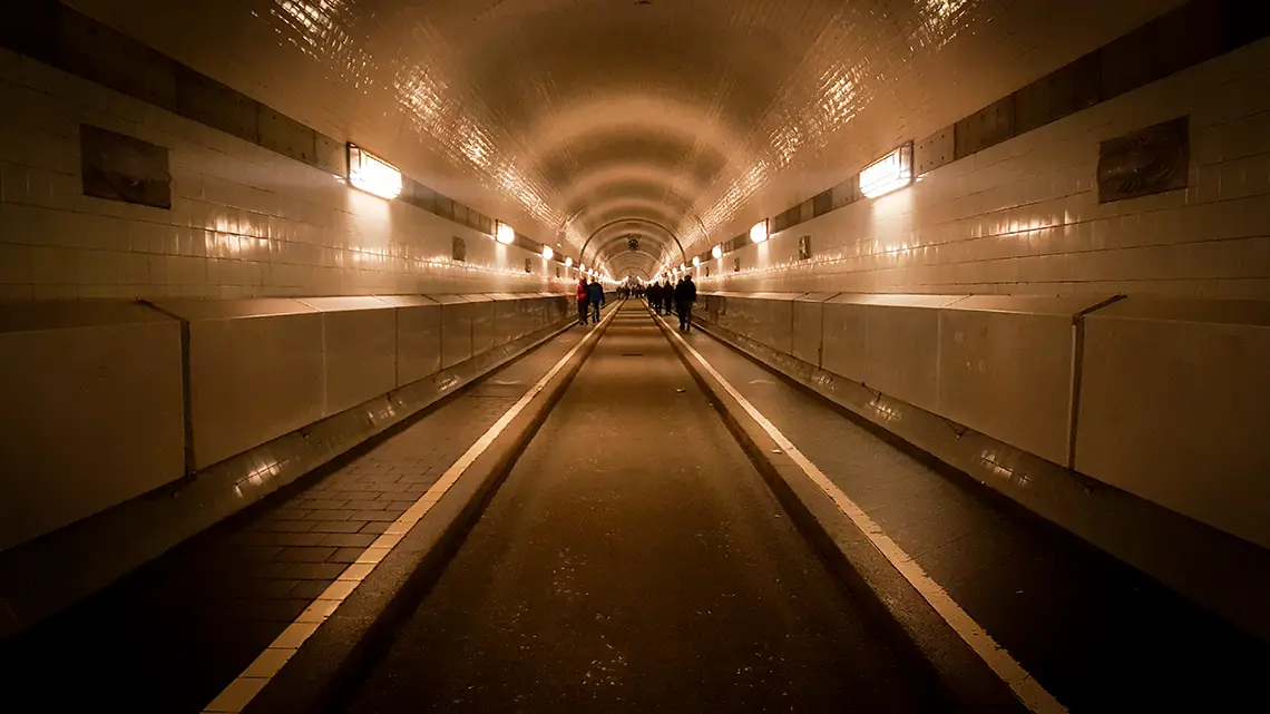 Interior del Alter Elbtunnel túnel histórico bajo el Elba Hamburgo en camper