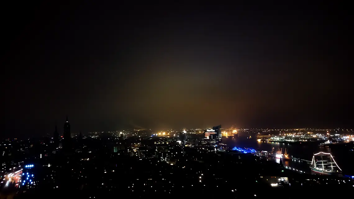 Vistas nocturnas de Hamburgo desde las Dancing Towers hamburgo en furgoneta camper y autocaravana