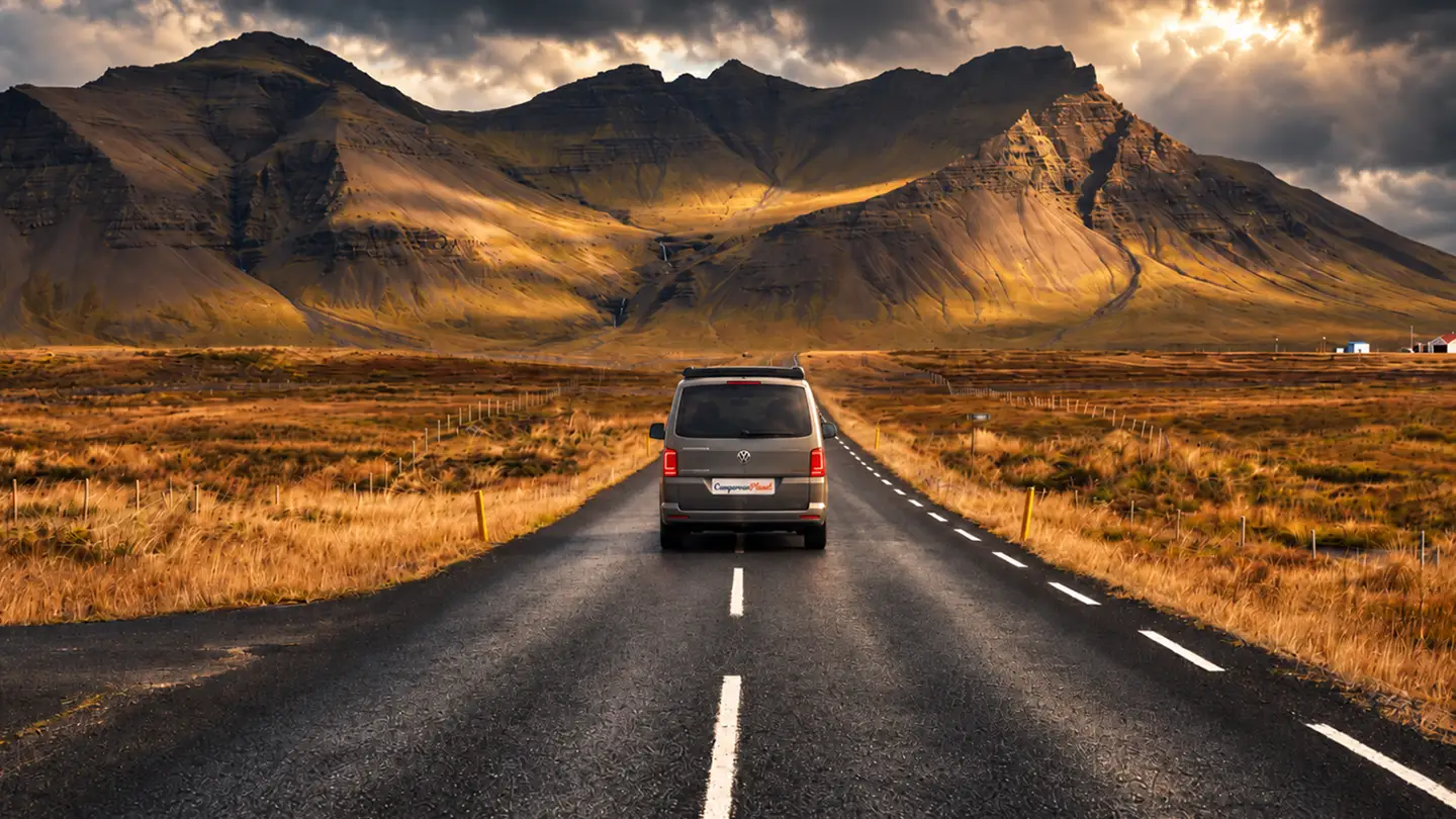 Carretera hacia montañas bajo tormenta en islandia en camper y autocaravana